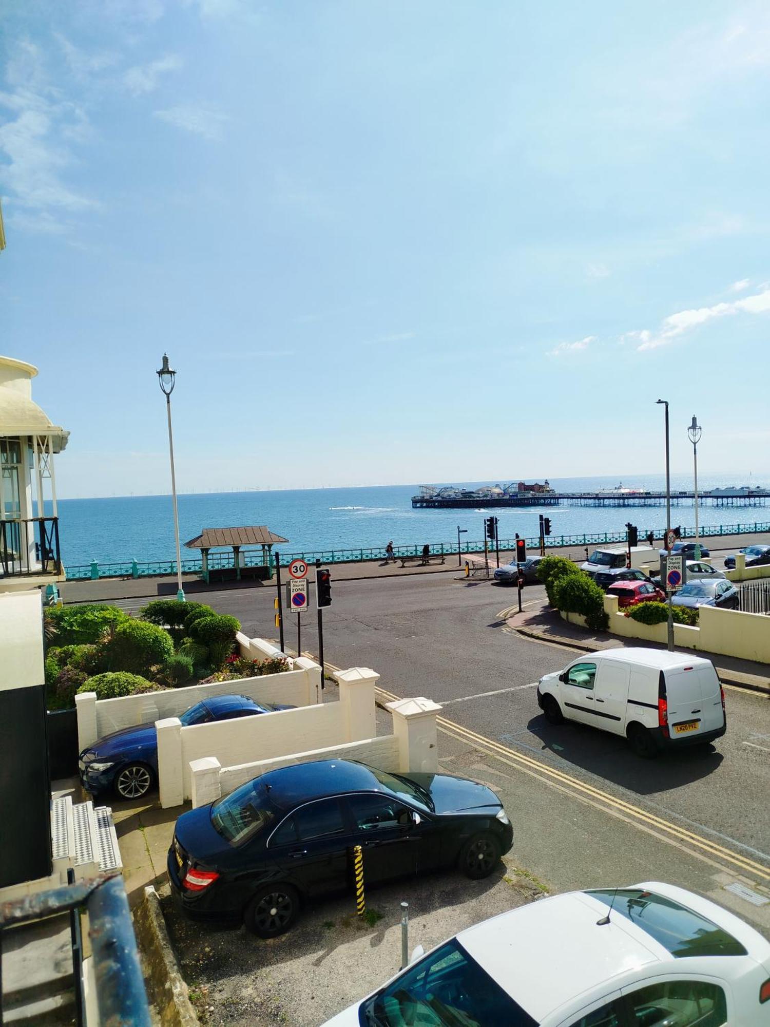 The Willows Brighton Екстериор снимка