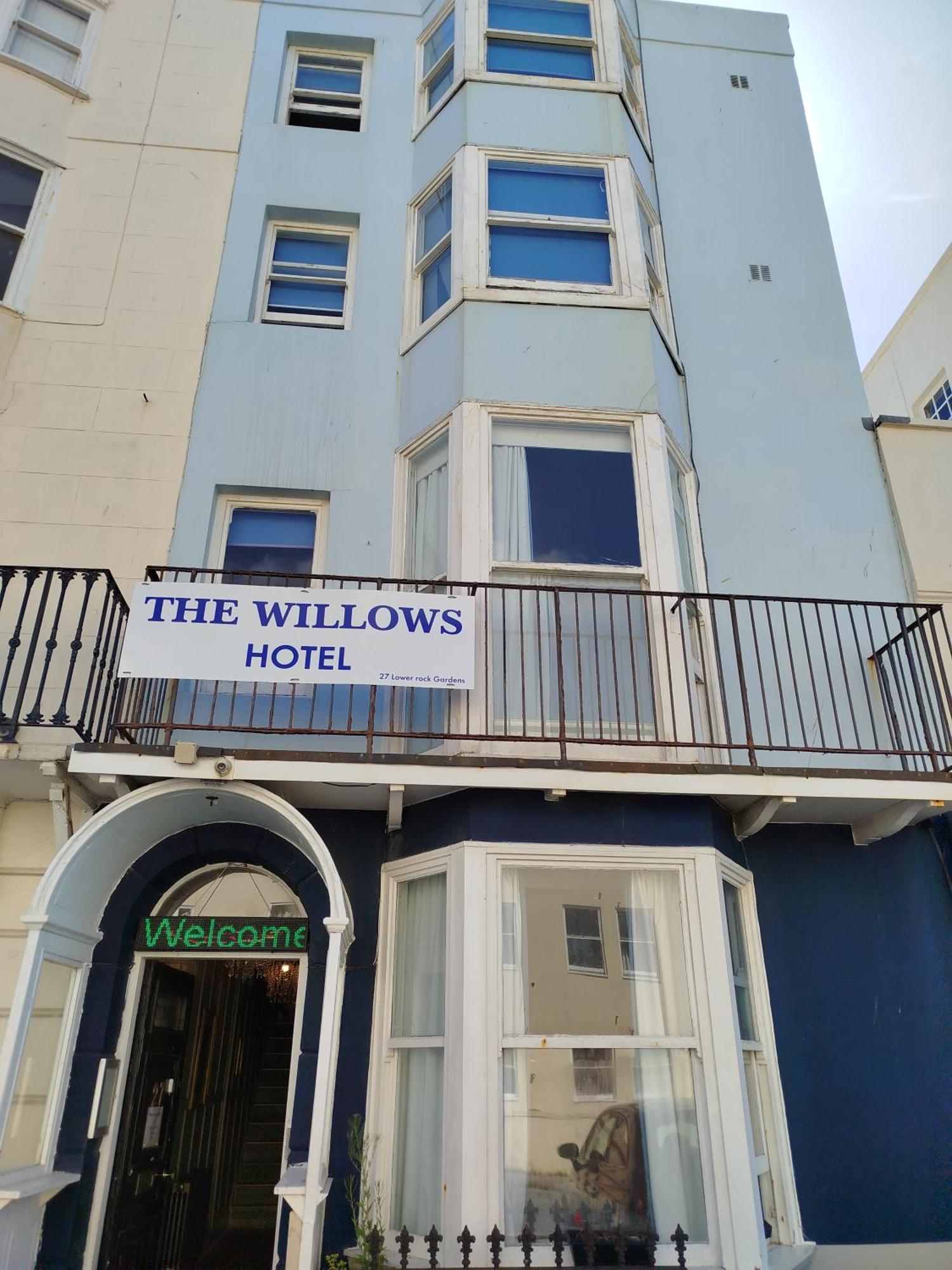 The Willows Brighton Екстериор снимка
